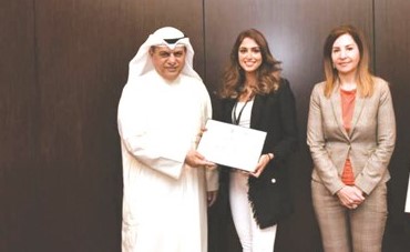 ويسلم الشهادة لسارة من البنك الوطني﻿