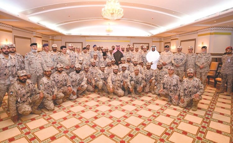الشيخ محمد الخالد والفريق الركن محمد الخضر والشيخ أحمد المنصور يتوسطون القوات الكويتية المشاركة في عملية إعادة الأمل ﻿
