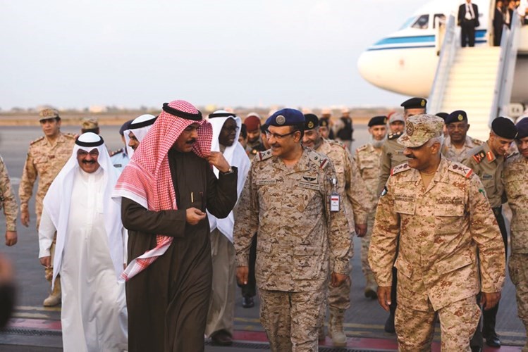 الشيخ محمد الخالد لدى وصوله لتفقد القوات الكويتية وفي استقباله الفريق الركن محمد الخضر ﻿