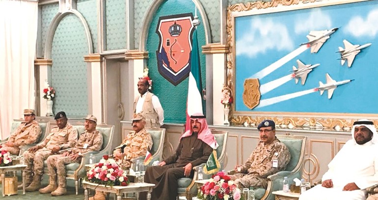 الشيخ محمد الخالد والفريق الركن محمد الخضر والشيخ أحمد المنصور خلال اللقاء مع القوات الكويتية ﻿