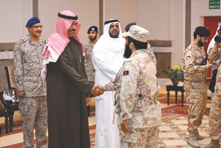 الخالد مصافحا احد الضباط المشاركين في إعادة الأمل﻿