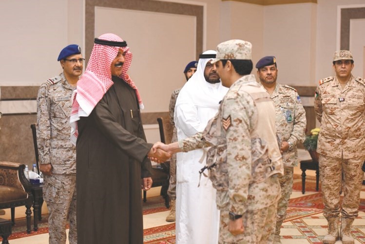 ومصافحا احد ضباط الصف ﻿