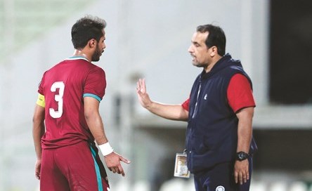 المدرب ظاهر العدواني يوجه اللاعب محمد عبدالله﻿