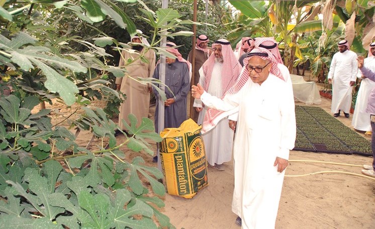 براك الصبيح يطلع الوفد السعودي على منتجات مزرعته﻿