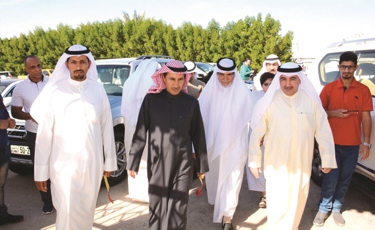 م. فيصل الحساوي خلال جولته التفقدية في مزارع الوفرة﻿