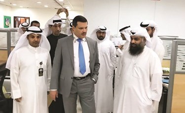 د. جمال الحربي خلال جولته في أروقة الوزارة﻿
