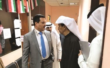  ويتحدث إلى بعض المراجعين﻿