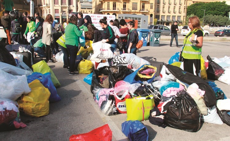 ناشطون من حملة دفى خلال جمع المعونات قبل حلول الشتاء- (محمود الطويل) ﻿