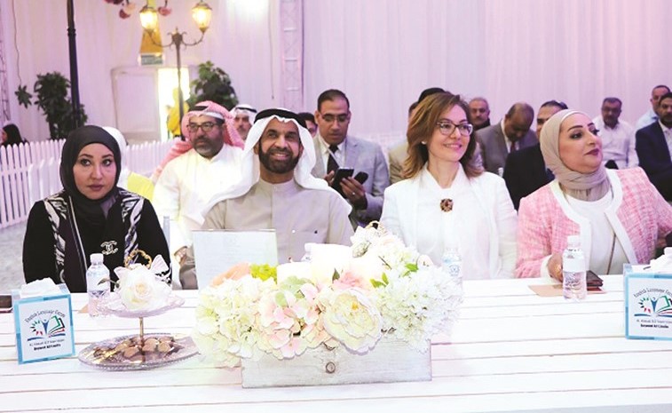 وليد العومي متقدما الحضور في الملتقى ﻿