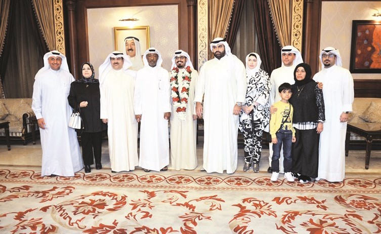 المخترع أحمد نبيل متوسطا ذويه لدى عودته إلى البلاد من سلطنة عمان(زين علام)﻿
