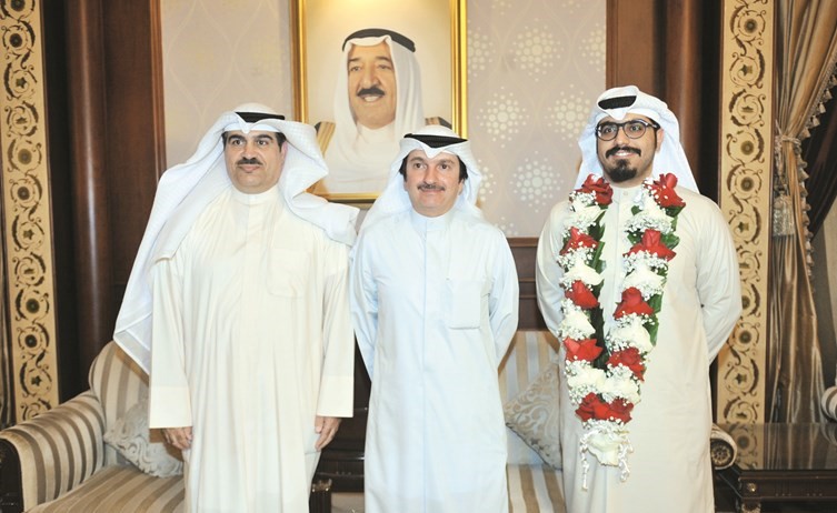 شفيق السيد عمر مستقبلا المخترع أحمد نبيل ووالده ﻿