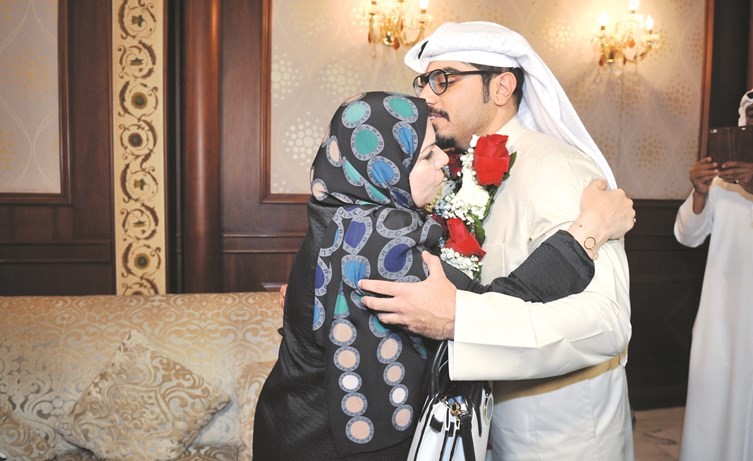 قبلة على رأس الوالدة ﻿