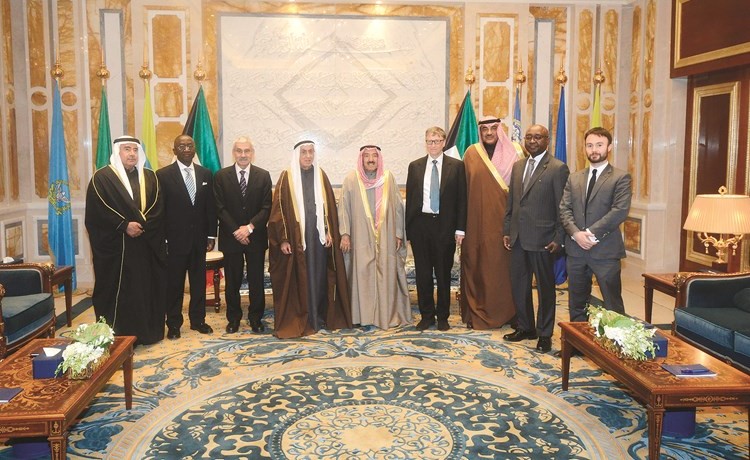 صاحب السمو الأمير الشيخ صباح الأحمد والشيخ صباح الخالد ود.عدنان شهاب الدين وبيل غيتس مع بعض الحضور﻿