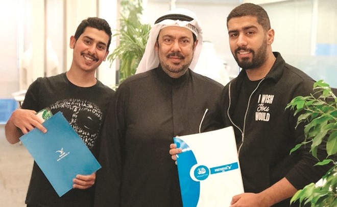النجم بدر الشعيبي مع الفنان القدير عبدالعزيز المسلم وعبدالله المسلم بعد توقيع العقد﻿