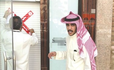 اغلاق احد المحلات المخالفة خلال الجولة ﻿