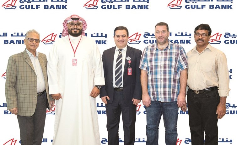 فريق بنك الخليج مع بعض الفائزين بسحوبات الدانة﻿