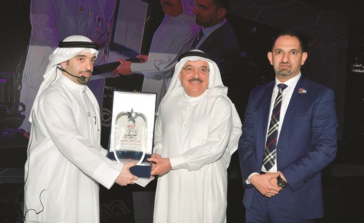 أحمد المطوع يتلقى تكريما من مهند المطوع وعمر جبر﻿