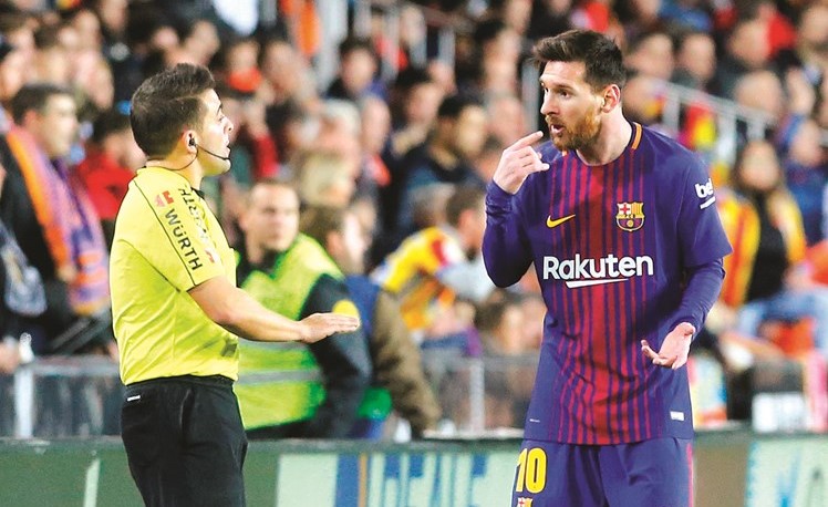 نجم برشلونة ليونيل ميسي يناقش حكم الراية	 (رويترز)﻿