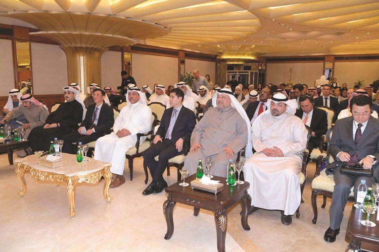 الشيخ يوسف العبدالله ود.خالد مهدي والسفير الصيني وم.سالم الاذينة في مقدمة الحضور	 (محمد هاشم)﻿