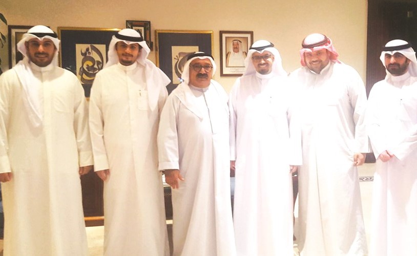 الشيخ ناصر صباح الأحمد مستقبلا رئيس نقابة العاملين بوزارة المالية ناصر الرشيدي وأعضاء النقابة﻿