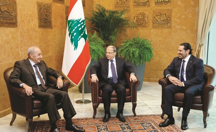 الرئيس العماد ميشال عون مستقبلا الرئيسين نبيه بري وسعد الحريري في نهاية مشاوراته مع رؤساء الكتل النيابية (محمود الطويل)