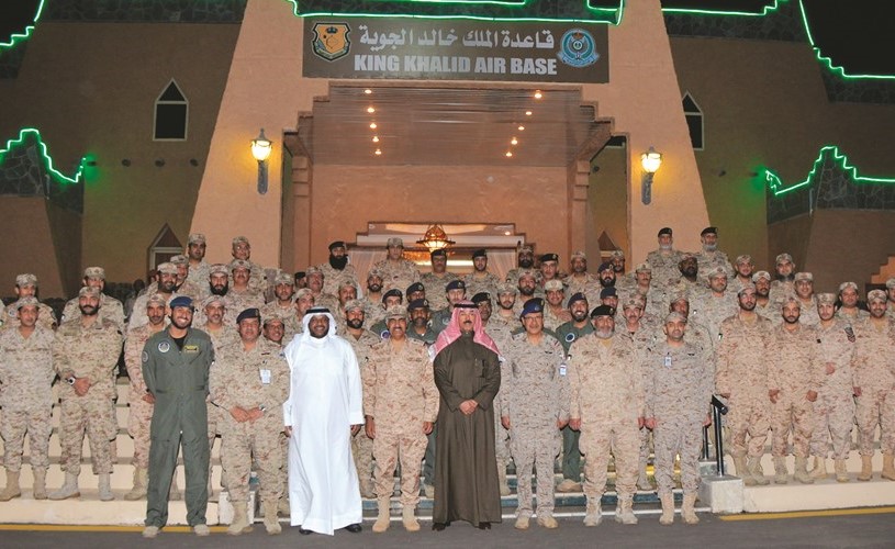 صورة جماعية للشيخ محمد الخالد مع القوة الجوية الكويتية المشاركة في إعادة الأمل﻿