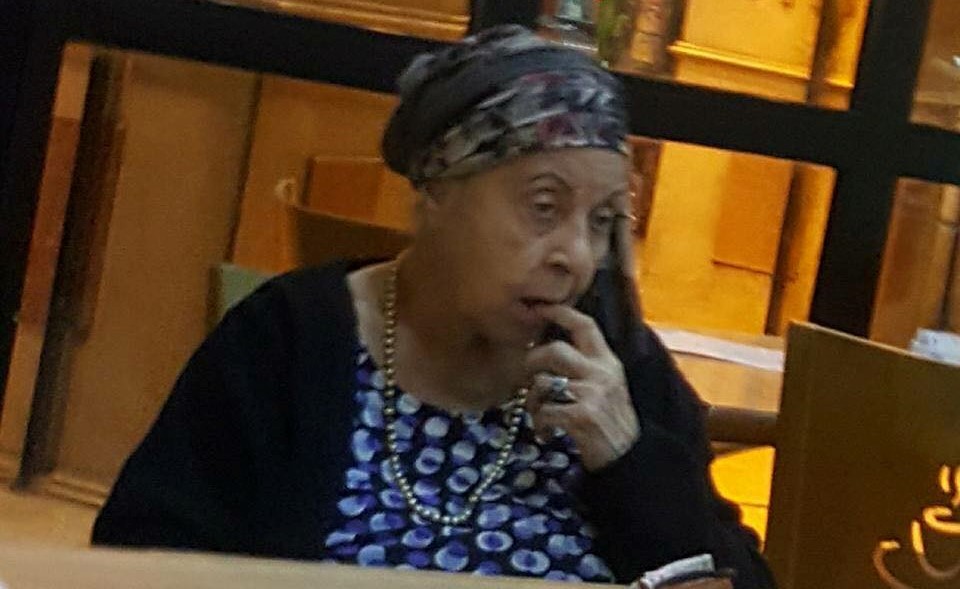 الممثلة آمال فريد بائسة في احد مقاهي القاهرة.. شاهدوا كيف اصبحت