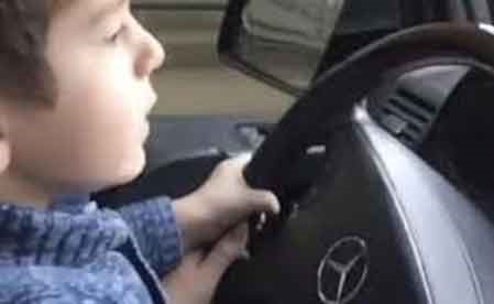 بالفيديو.. طفل في الرابعة يقود سيارة على طريق سريع ويثير غضب مستخدمي مواقع التواصل