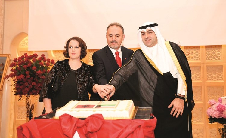 ياسر أبل مشاركا السفير سايمير بالا وزوجته قطع كعكة الاحتفال 	(متين غوزال)﻿