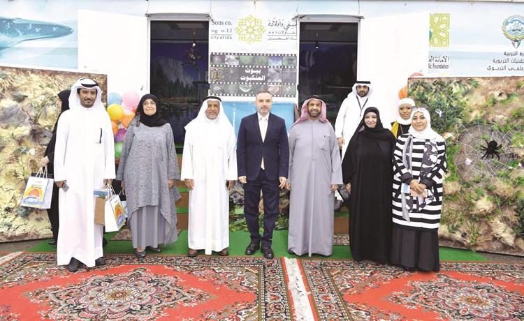السفير كريستيان نخلة وعدد من الحضور في افتتاح المعرض 	(قاسم باشا)﻿