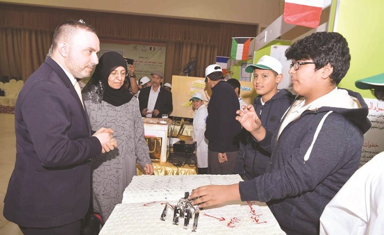 أحد الطلبة المشاركين يقدم نبذة عن مشروعه ﻿