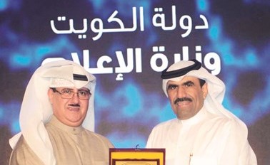 وكيل الإذاعة الشيخ فهد المبارك الصباح مكرما الزميل مفرح الشمري﻿