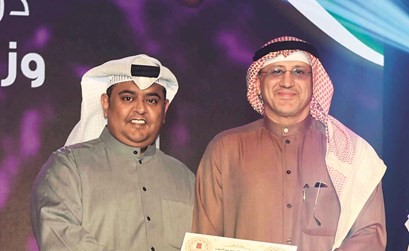 وكيل السياحة جاسم حبيب يسلم مدير التنسيق بالقناة الثالثة محمد الطني شهادتي تقدير لبرنامجي الديوان وتاكتيكال لاب ﻿