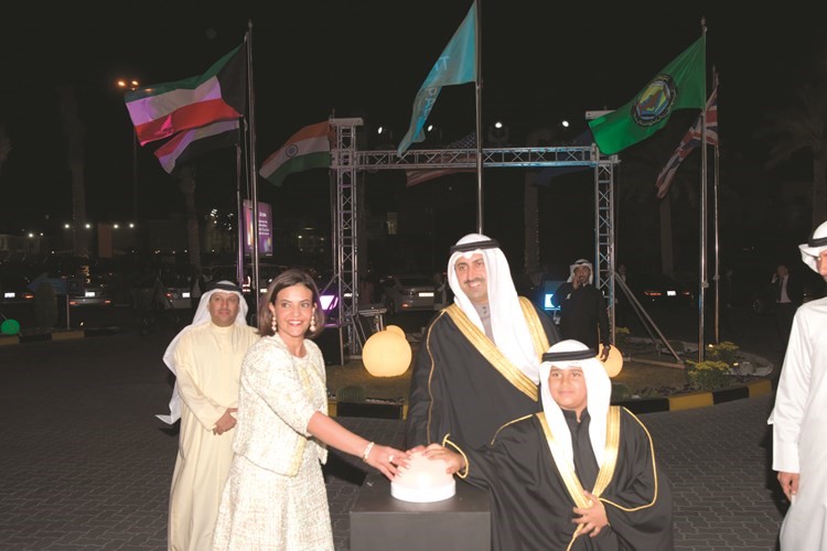 الشيخ نمر المالك وغصون الخالد يعلنان بدء الافتتاح﻿