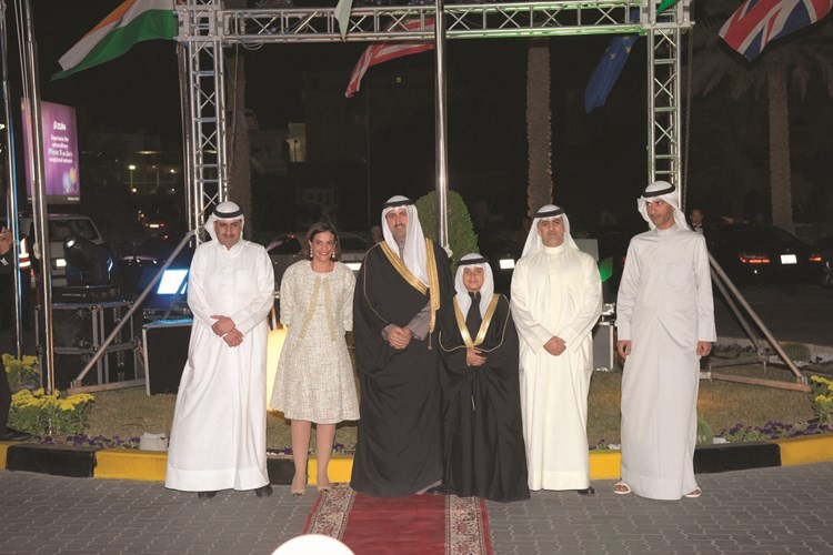 الشيخ نمر المالك وغصون الخالد مع جانب من الحضور﻿