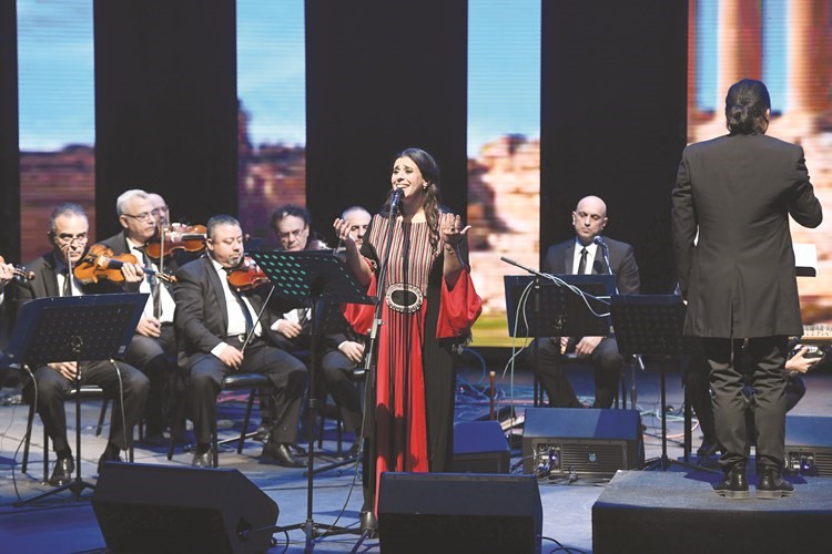 الأوركسترا الوطنية اللبنانية للموسيقى الشرقعربية تعزف ألحانها على مسرح (عبدالحسين عبدالرضا)	﻿