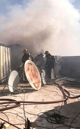 ﻿رجال الإطفاء خلال تعاملهم مع الحريق﻿