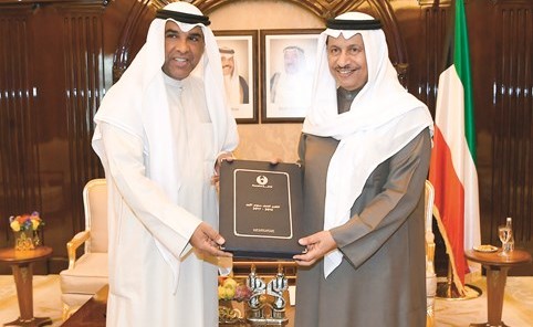 سمو رئيس الوزراء الشيخ جابر المبارك يتسلم التقرير من عبدالرحمن النمش﻿
