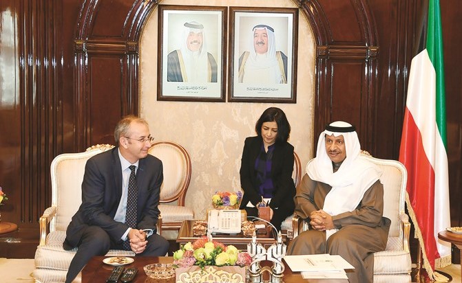 سمو رئيس الوزراء مستقبلا السفير البريطاني مايكل دافنبورت﻿