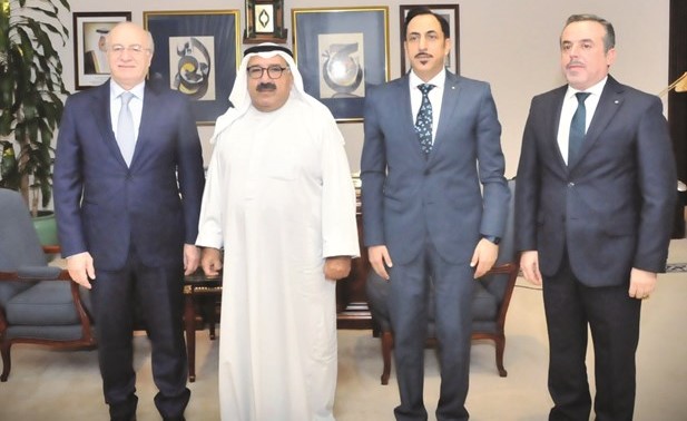 الشيخ ناصر صباح الأحمد خلال لقائه وزير الثقافة في الجمهورية اللبنانية غطاس خوري يرافقه القائم بالأعمال بالسفارة اللبنانية السفير ماهر خير﻿