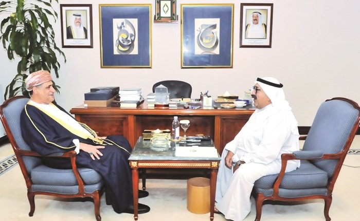 الشيخ ناصر صباح الأحمد مستقبلا سفير سلطنة عمان الشقيقة الجديد لدى البلاد عدنان بن أحمد الأنصاري﻿