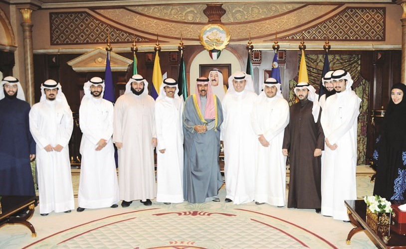 سمو ولي العهد الشيخ نواف الأحمد متوسطا رئيس وأعضاء الهيئة الإدارية للاتحاد الوطني لطلبة الكويت فرع الجامعة﻿