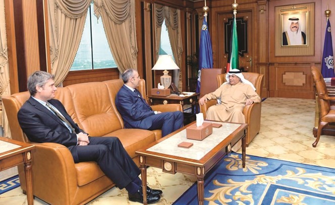 الشيخ خالد الجراحمستقبلا سفير المملكة المتحدة مايكل دافنوبورت والوفد المرافق له﻿