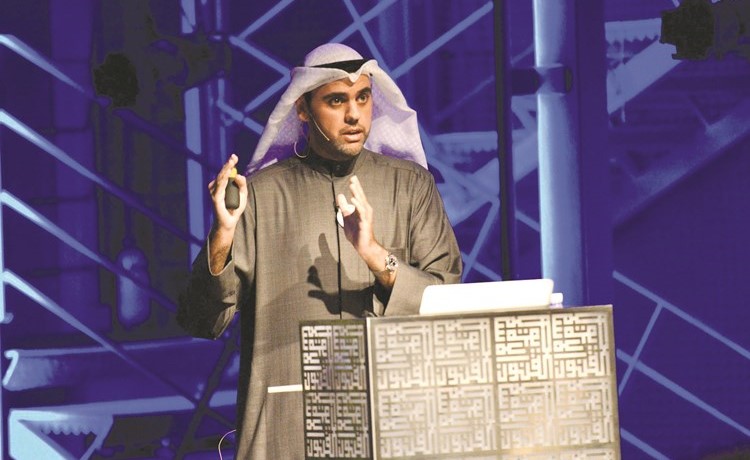 د. حسن أشكناني متحدثا خلال الندوة ﻿
