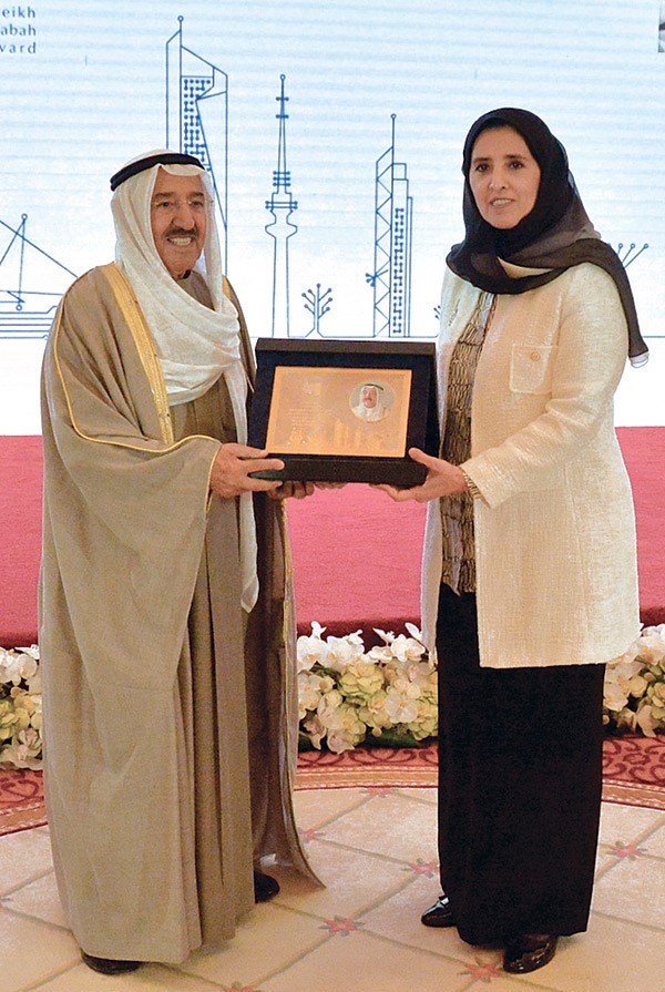 صاحب السمو الأمير الشيخ صباح الأحمد يتسلم درعا تذكارية من الشيخة عايدة سالم العلي