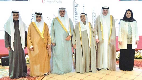صاحب السمو الأمير متوسطا الشيخة عايدة سالم العلي وم. عبداللطيف السريع وم. سالم الاذينة وبسام الشمري﻿
