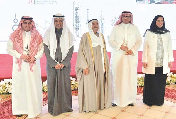  ﻿صاحب السمو الامير لدى تكريم القائمين على أحد المشروعات﻿