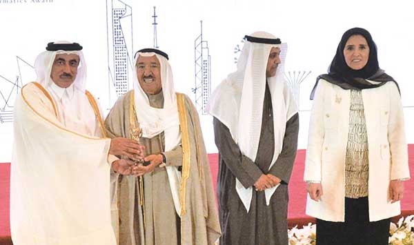 صاحب السمو يكرم أحد الفائزين﻿
