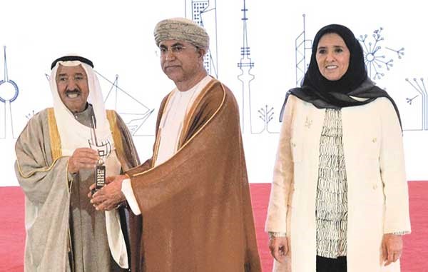  ﻿صاحب السمو الأمير الشيخ صباح الاحمد يكرم احد الفائزين بجوائز المسابقة﻿