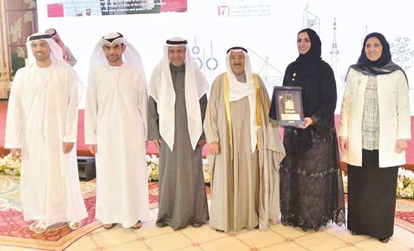  ﻿صاحب السمو الأمير الشيخ صباح الاحمد يسلم المدير العام لمكتب دبي الذكية د. عائشة بنت بطي بن بشر وسام المعلوماتية﻿